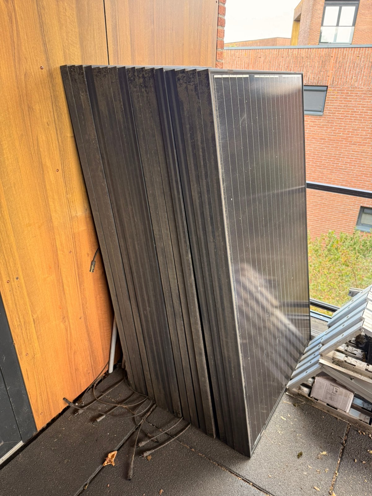 16 Zonnepanelen Compleet Systeem Plat Dak Hosola Omvormer, Ophalen, Gebruikt, Compleet systeem, 200 wattpiek of meer