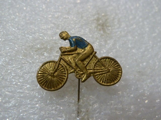 Vintage Wielrenner Speldje - Gouden Fiets Pin, Ophalen of Verzenden, Gebruikt, Sport, Speldje of Pin