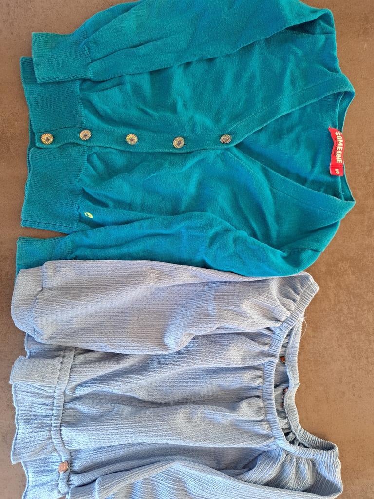 Kobaltblauw vest en lichtblauw shirt lange mouwen, maat 110, Gebruikt, Meisje, Ophalen of Verzenden, Setje
