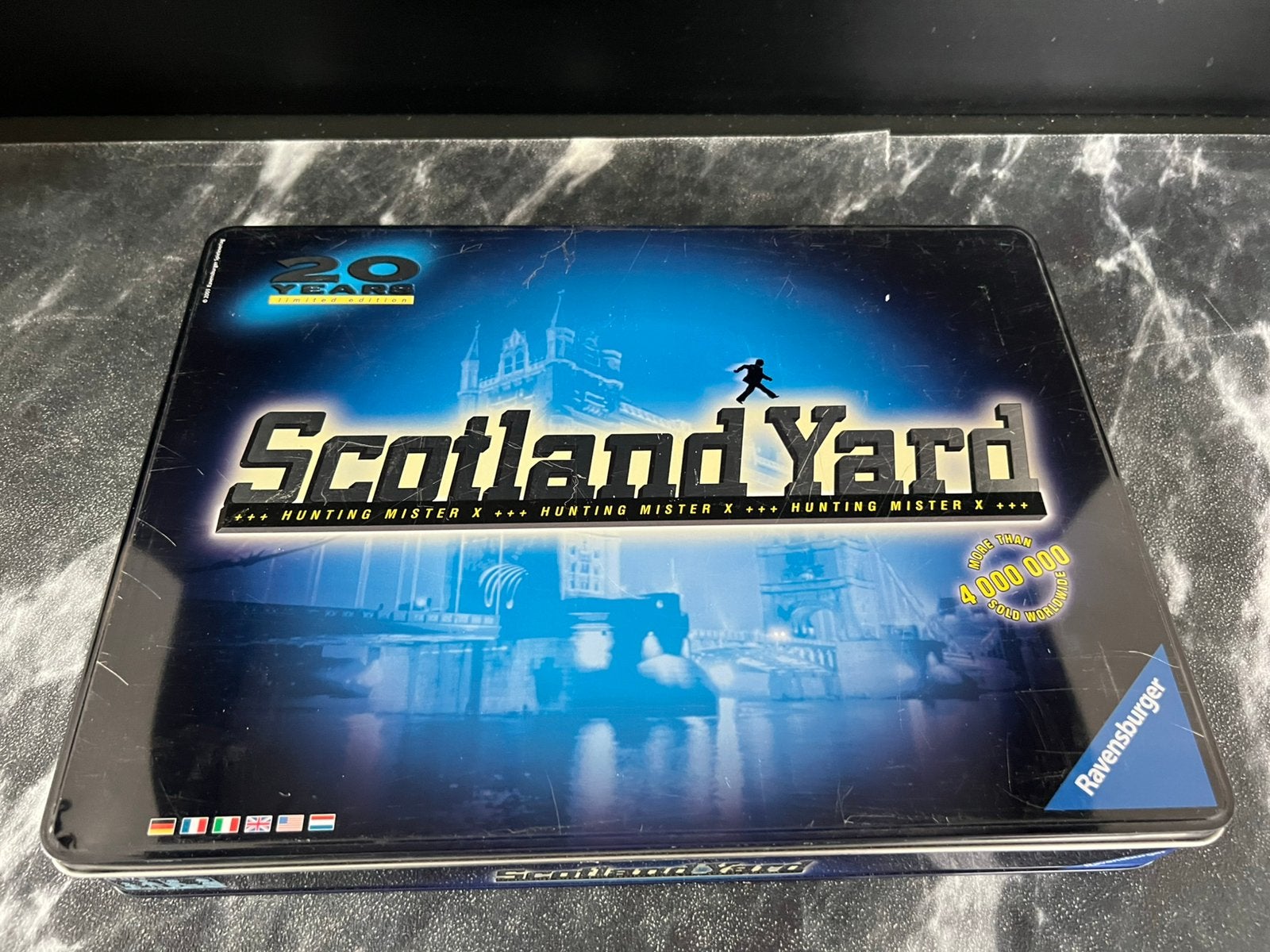 Ravensburger Scotland Yard 20th anniversary versie in blik, Ophalen of Verzenden, Zo goed als nieuw