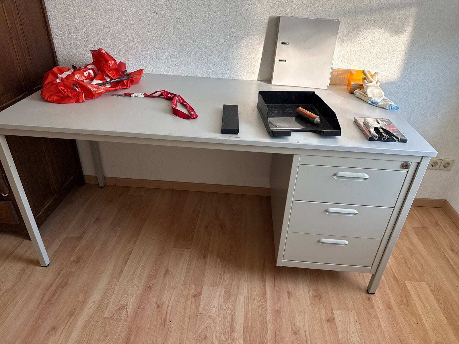 Stevig grijs bureau met ladeblok - Ideaal voor thuiskantoor, Ophalen, Gebruikt, Met lades, Metaal