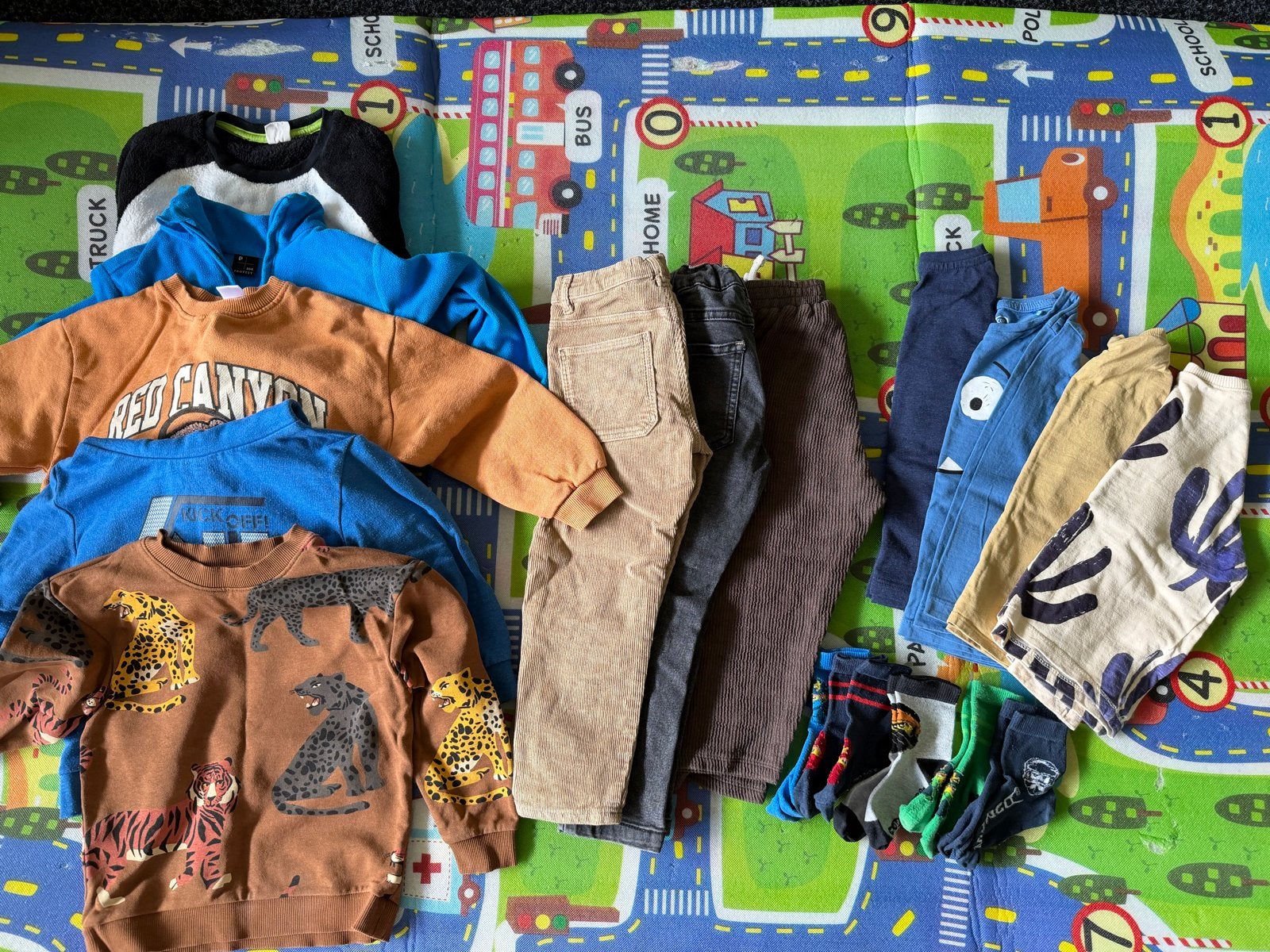 Kledingpakket jongens maat 104: truien, broeken en sokken, Ophalen, Gebruikt
