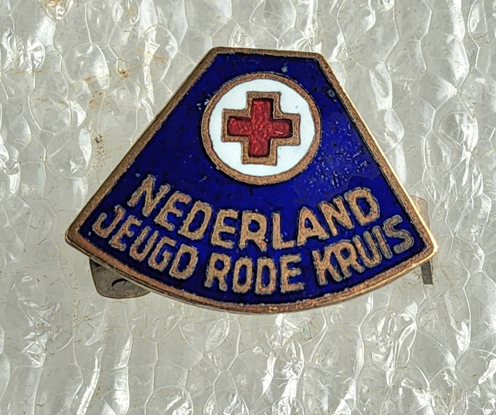 Emaille Speldje Nederlandse Jeugd Rode Kruis, Ophalen of Verzenden, Gebruikt, Overige onderwerpen, Speldje of Pin