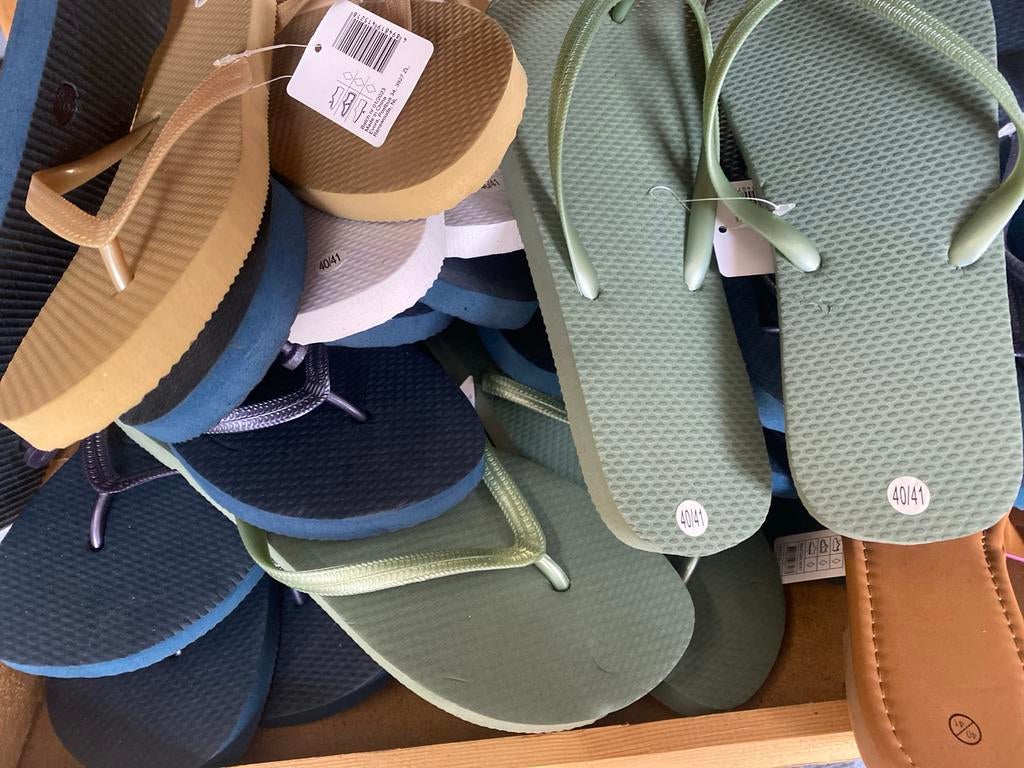 Partij 100 x Slippers maat 40/41 nieuw, Slippers, Onbekend, Nieuw, Ophalen of Verzenden
