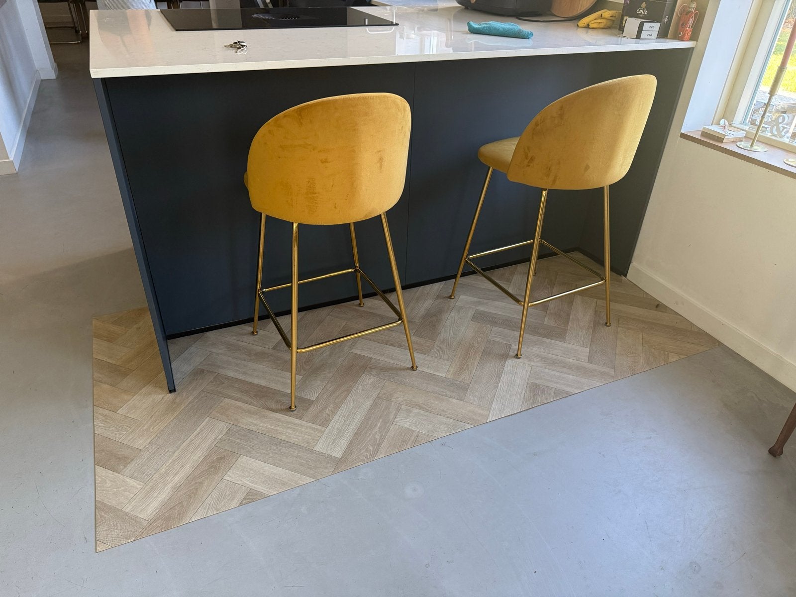 Set van 2 gouden barkrukken met fluwelen zitting, Ophalen, Met voetsteun, Zo goed als nieuw, 90 cm of meer