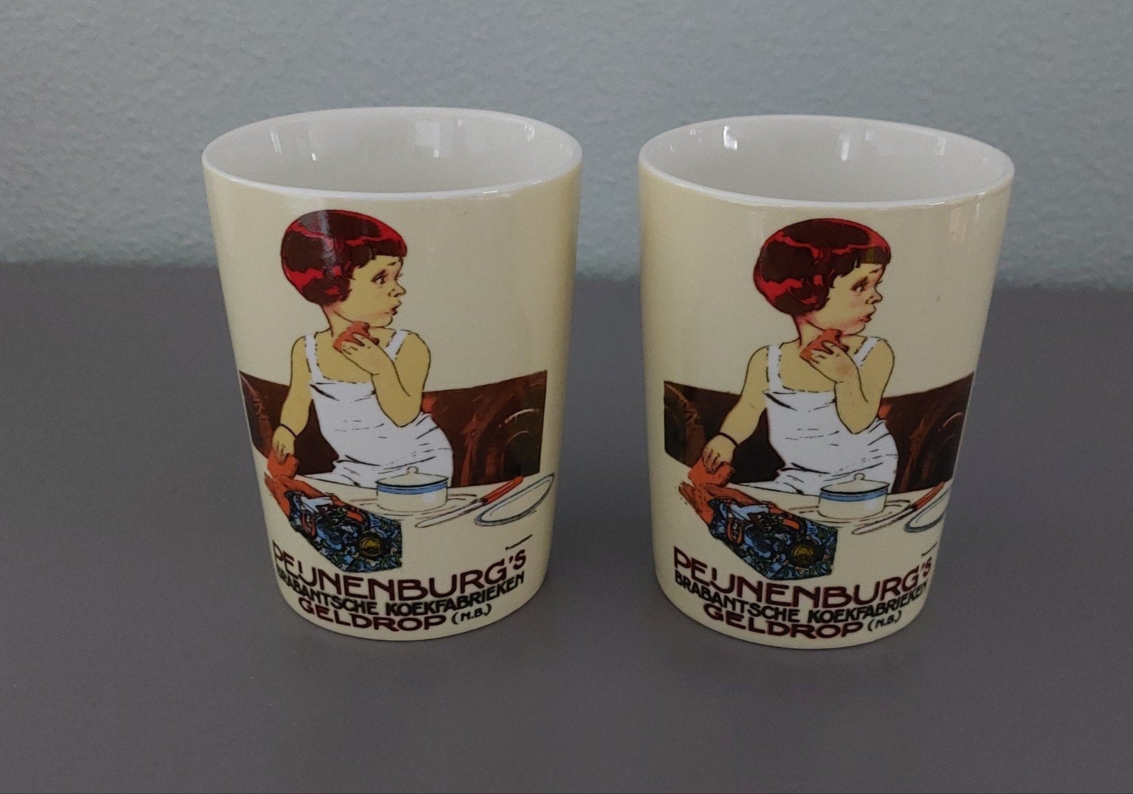 PEIJNENBURG KOEK  2  bekers meisje retro look, Ophalen of Verzenden, Zo goed als nieuw, Overige stijlen, Kop(pen) en/of Schotel(s)