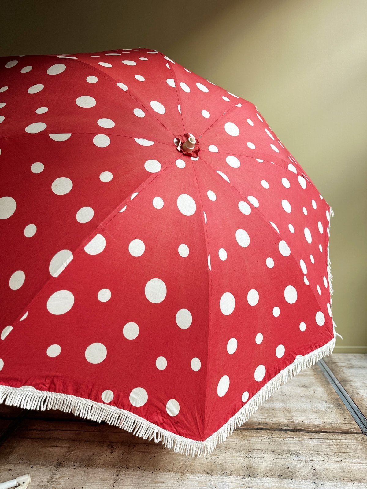 Vintage parasol, rood met witte stippen en franjes, Ophalen, Gebruikt, -, -