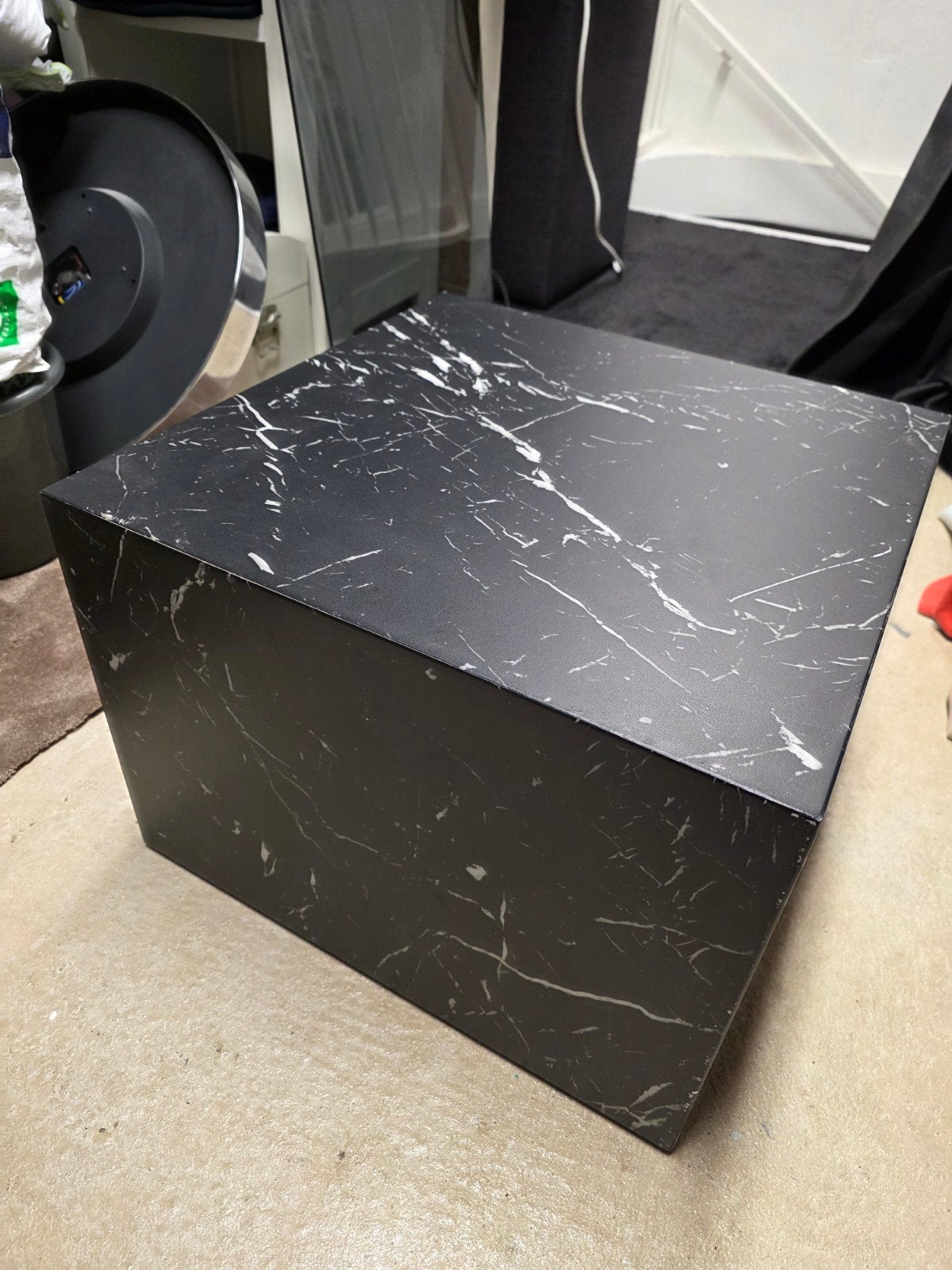 Zwarte bijzettafel met marmerlook van JYSK, Huis en Inrichting, Minder dan 55 cm, Gebruikt, Vierkant, Ophalen of Verzenden
