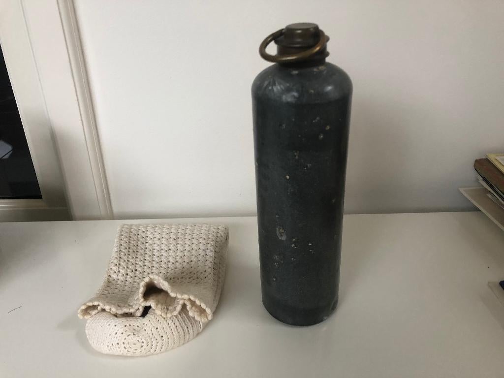 B058 Ouderwetse metalen kruik met gehaakte kruikenzak, Antiek en Kunst, Curiosa en Brocante, Ophalen of Verzenden