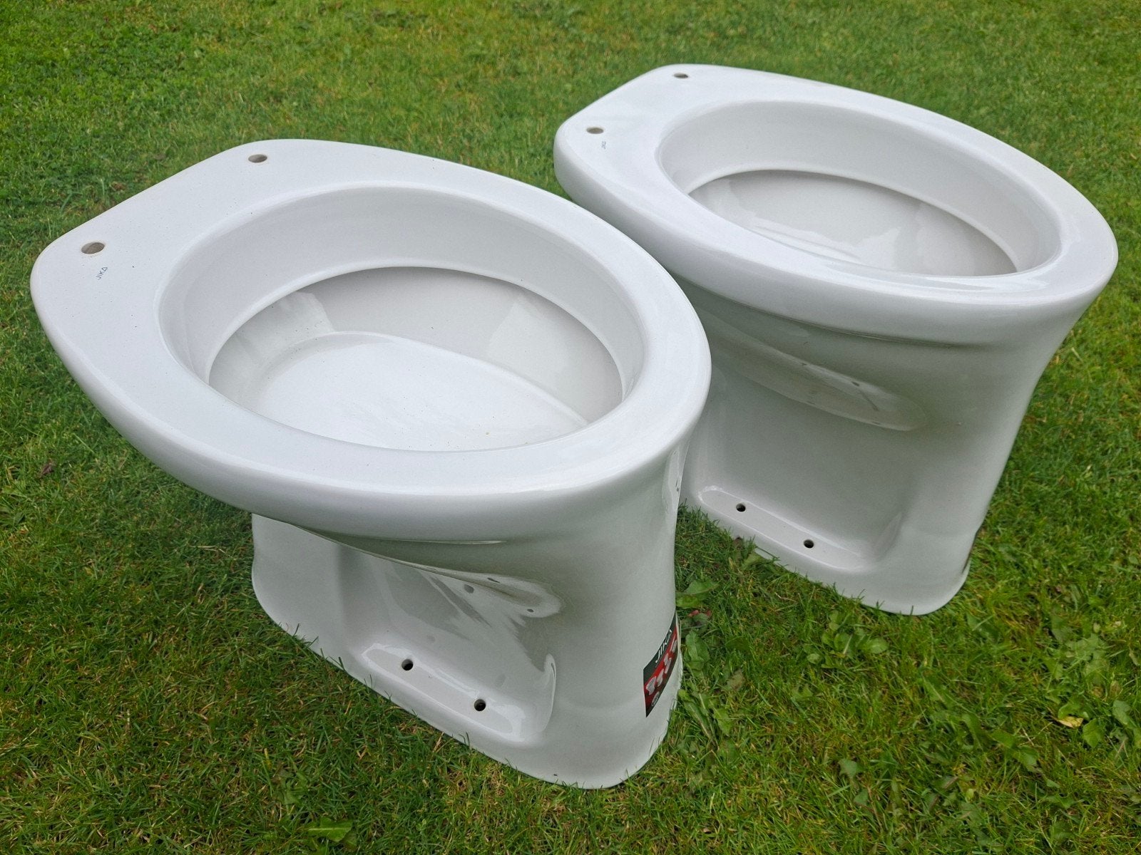 2x Jika Dino staand vlakspoel toilet met SV afvoer, Ophalen, Nieuw, Toilet