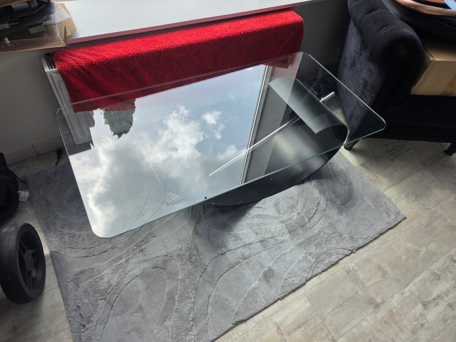 Moderne salontafel met glazen blad en unieke voet, Huis en Inrichting, Gebruikt, Glas, Ophalen of Verzenden, Minder dan 50 cm