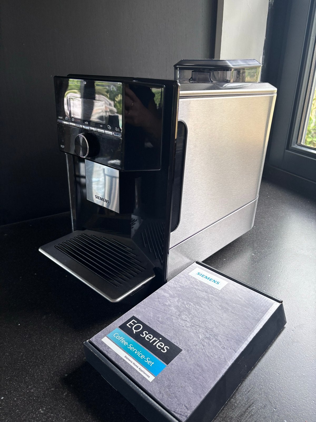 Siemens EQ.9 S300 Volautomatische Espressomachine, Ophalen, Afneembaar waterreservoir, Espresso apparaat, 10 kopjes of meer