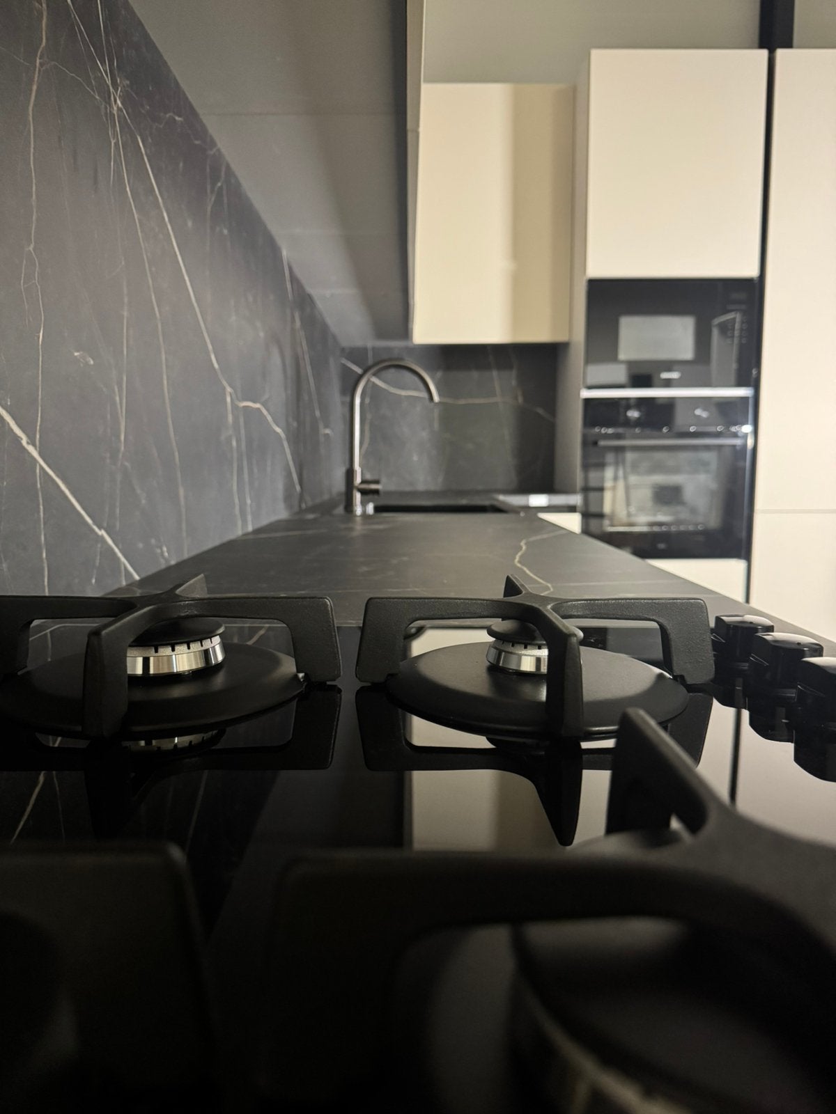 Direct Leverbare Beige L-Keuken met Complete Apparatenset, Ophalen, Nieuw, Hoekkeuken