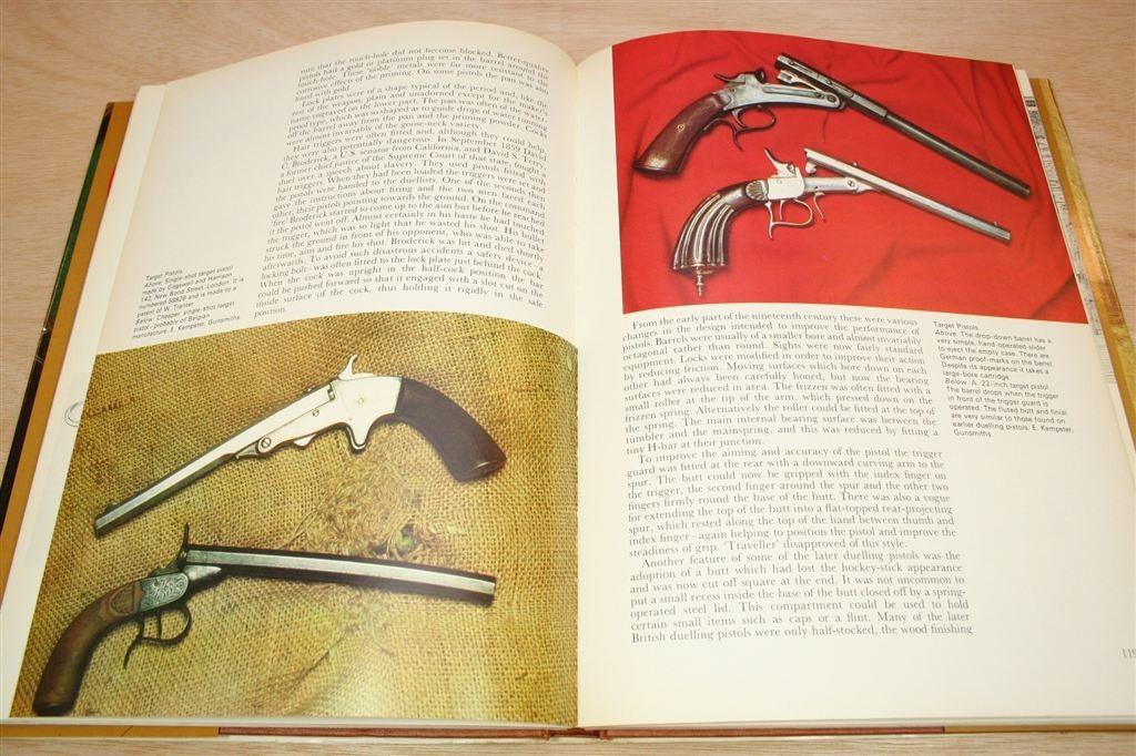 The World\'s Great Guns — Geschiedenis Vuurwapens, Ophalen of Verzenden, Tweede Wereldoorlog, Gelezen, Overige onderwerpen