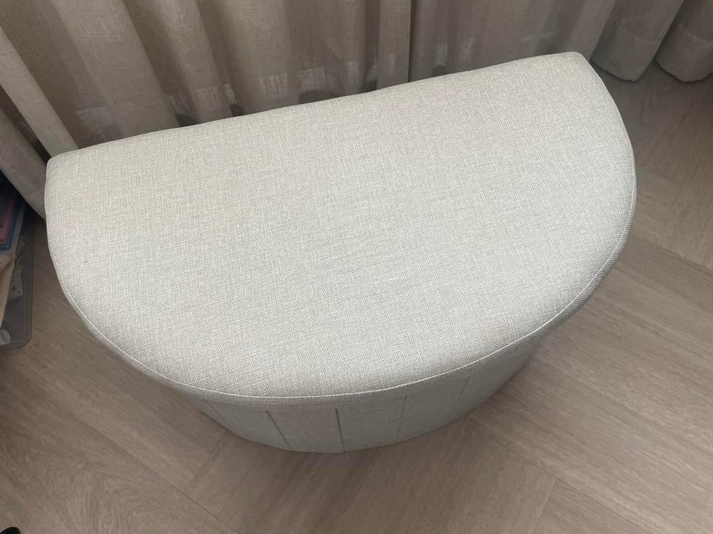 Stijlvolle poef met opbergruimte - Crèmekleurig, Ophalen, Zo goed als nieuw, 50 tot 75 cm, Stof