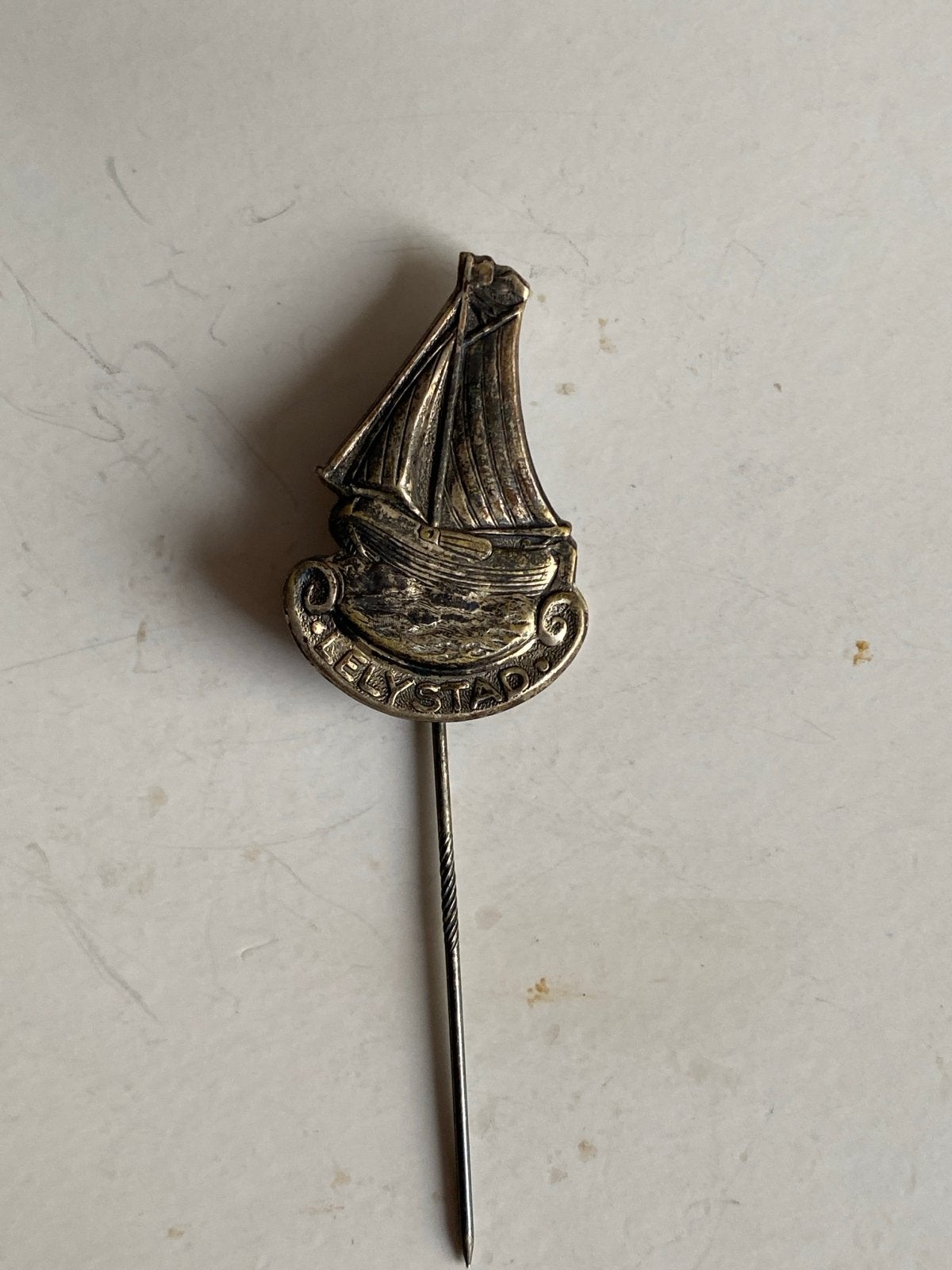 Vintage Speldje Lelystad Zeilschip, Ophalen of Verzenden, Gebruikt, Stad of Land, Speldje of Pin