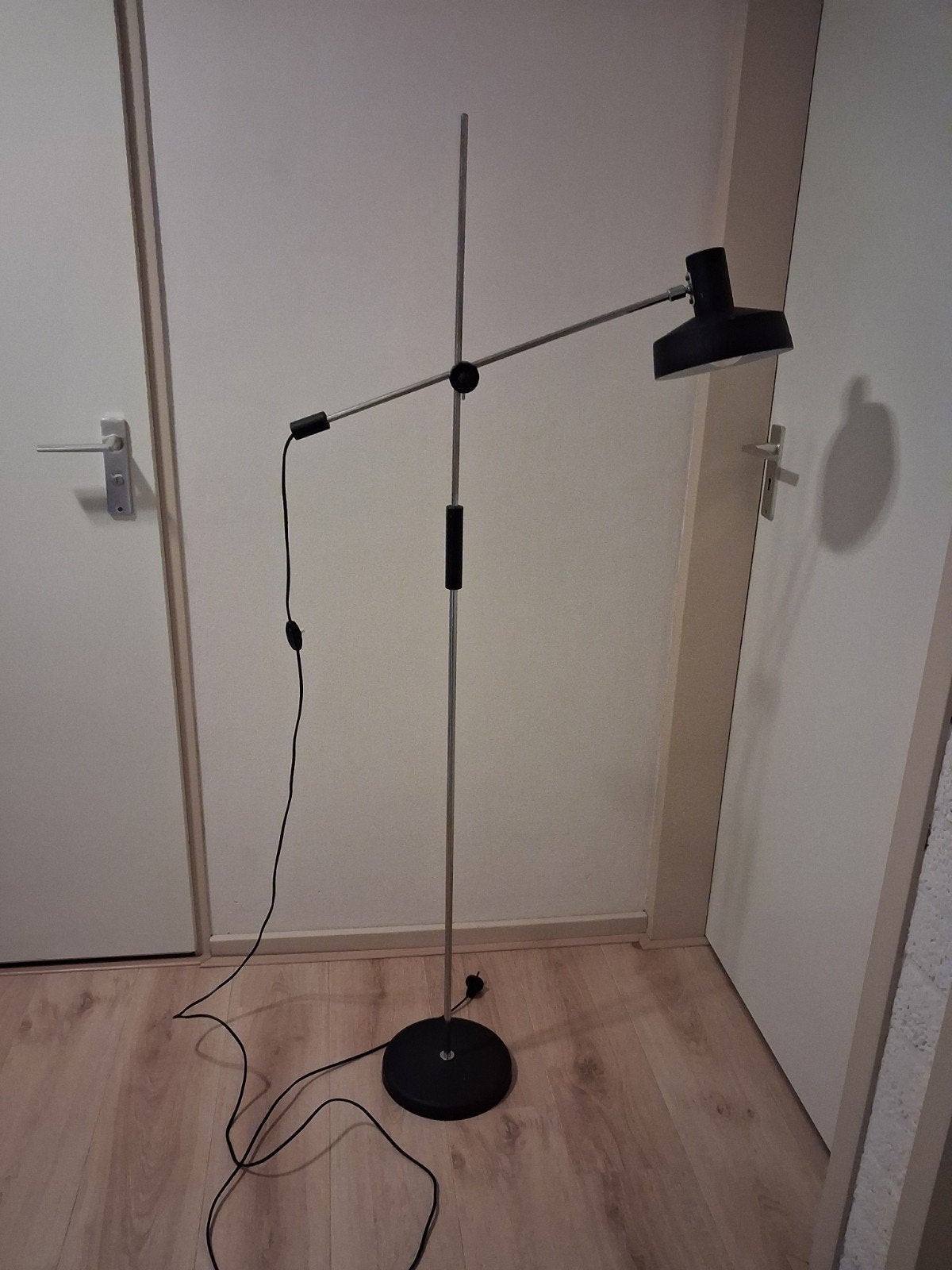 Vintage vloerlamp, zwart met chroom, verstelbaar., Ophalen, Vintage/ modern, strak, Gebruikt, E27 (groot)