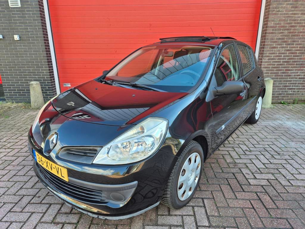 Renault Clio 1.4 16V 72KW 5-DRS  2007 Zwart Panoramadak, Auto's, Voorwielaandrijving, 4 cilinders, Zwart, 1200 kg