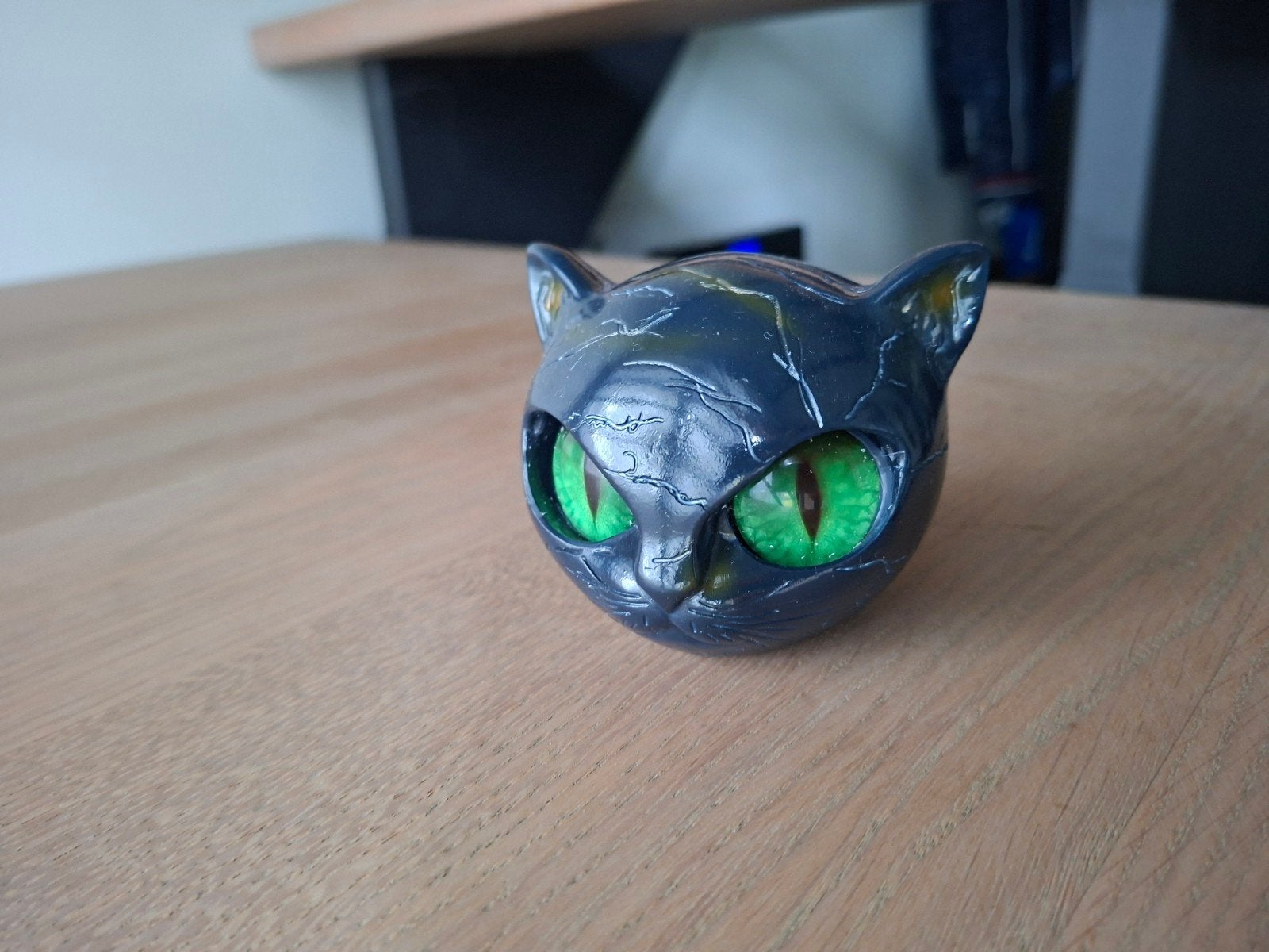 Zwarte kattenkop met groene ogen - decoratief beeldje, Ophalen of Verzenden, Zo goed als nieuw, Hond of Kat, Beeldje of Figuurtje