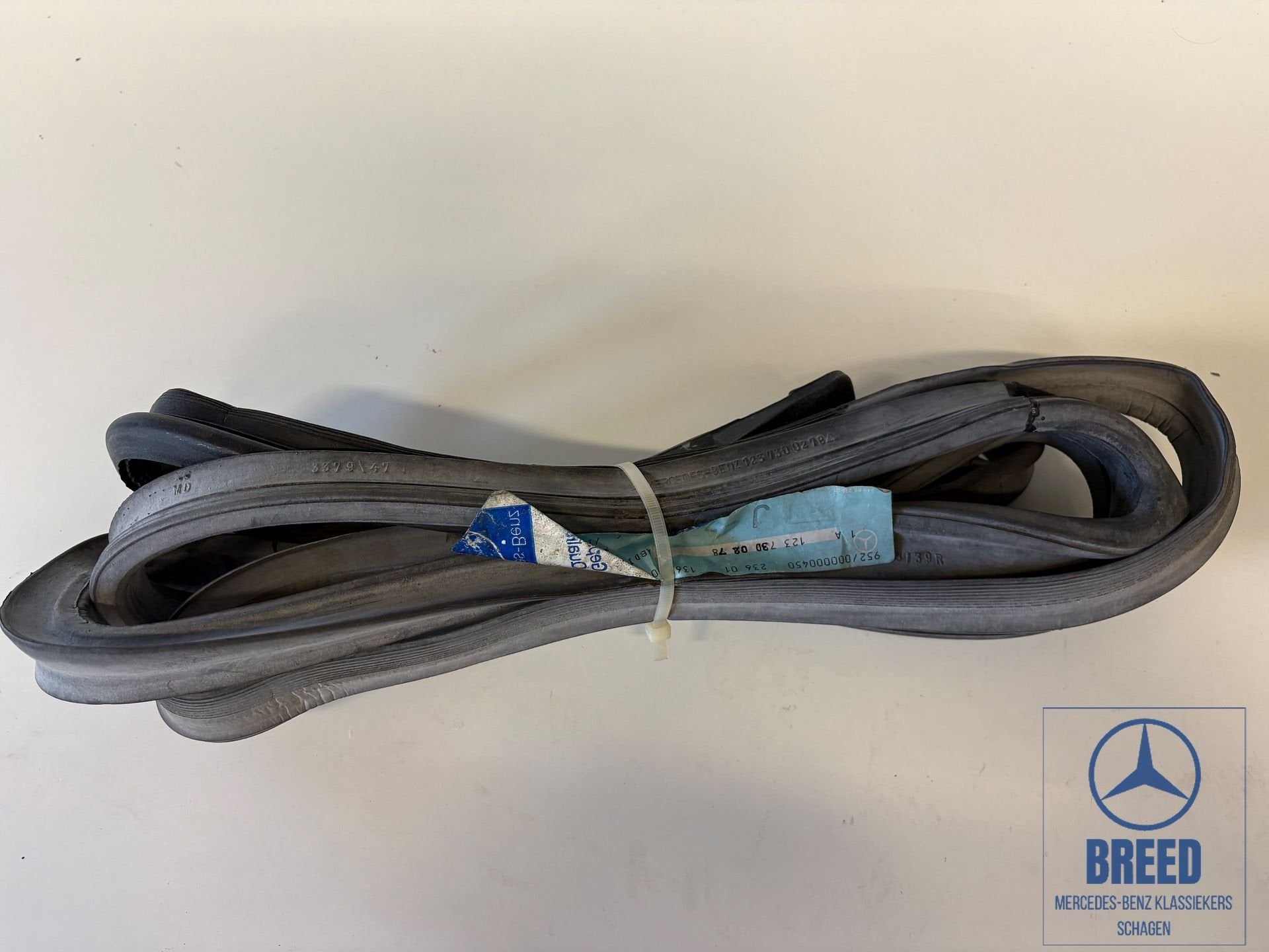 NOS deurrubber rechtsachter voor Mercedes-Benz W123, -, Nieuw, Ophalen of Verzenden, -
