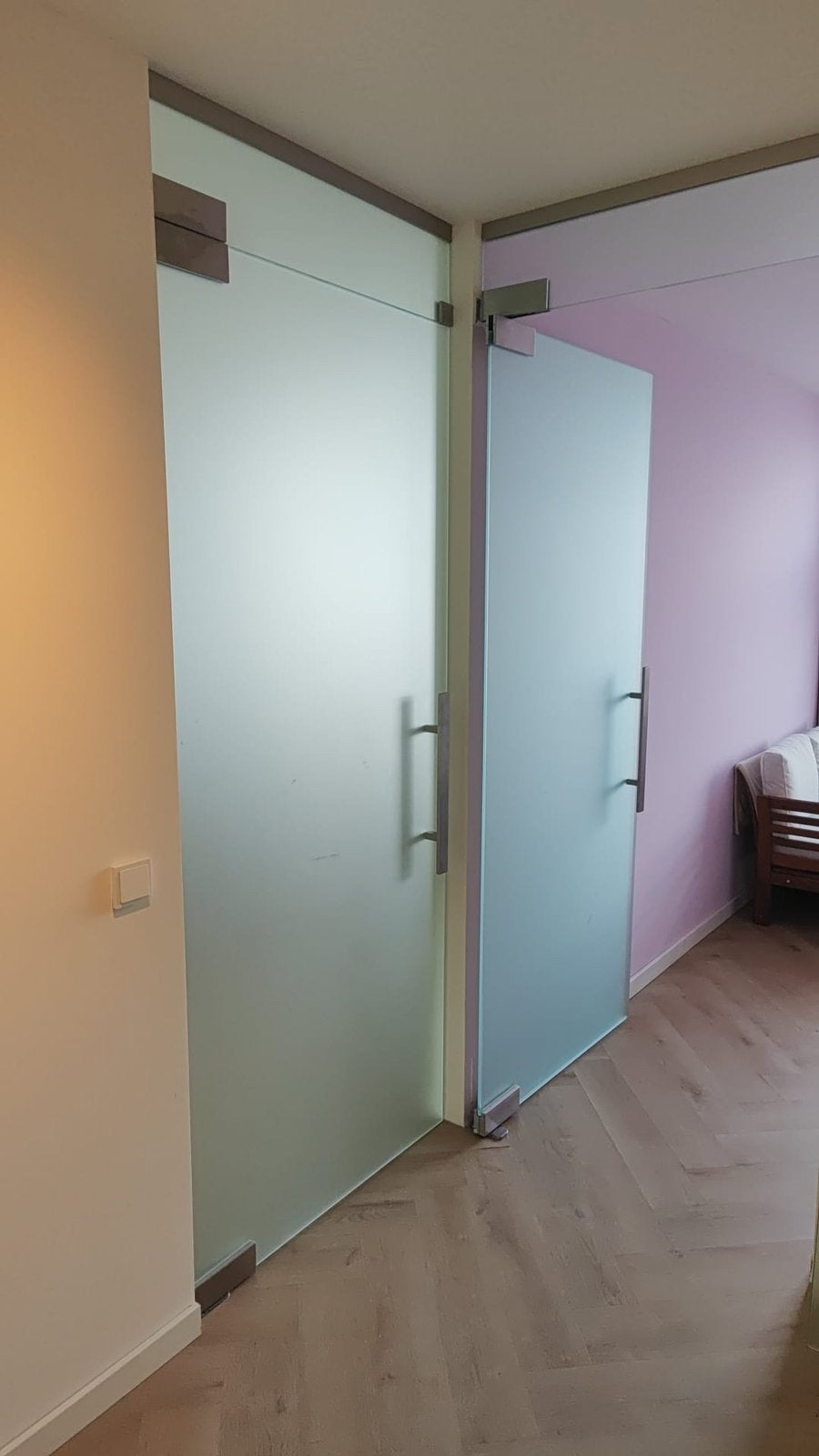 Glazen taatsdeuren met zwart beslag – gehard glas, Tilburg