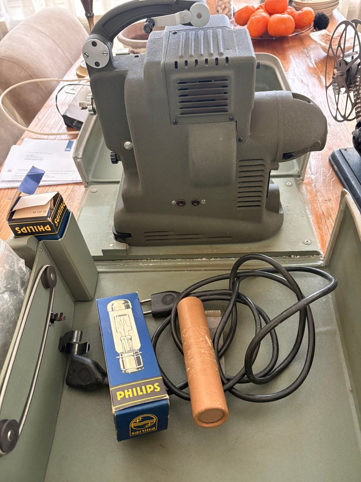 Vintage filmprojector in koffer, Ophalen, Zo goed als nieuw, Minder dan 600 watt