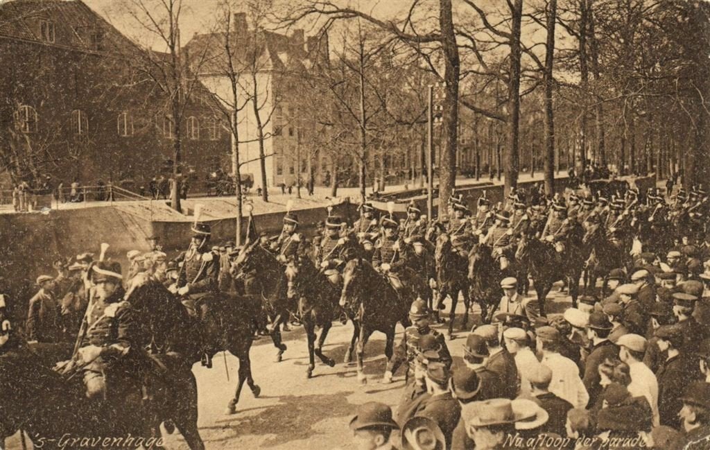 s-Gravenhage - Na afloop der parade - B-keus - 1920 gelopen, Ophalen of Verzenden, 1920 tot 1940, Gelopen, Zuid-Holland