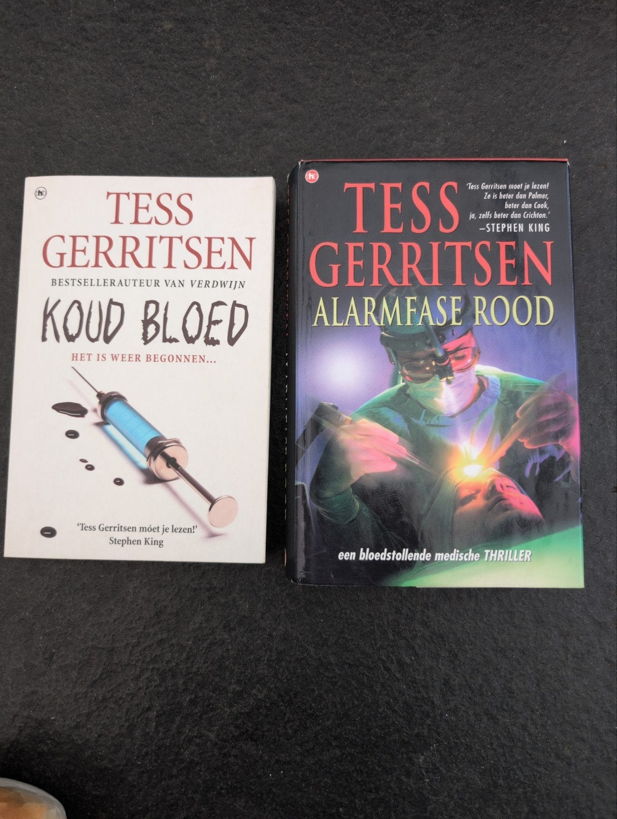 Tess Gerritsen - Koud Bloed & Alarmfase Rood (2 boeken), Boeken, Ophalen of Verzenden, Gelezen, Tess Gerritsen
