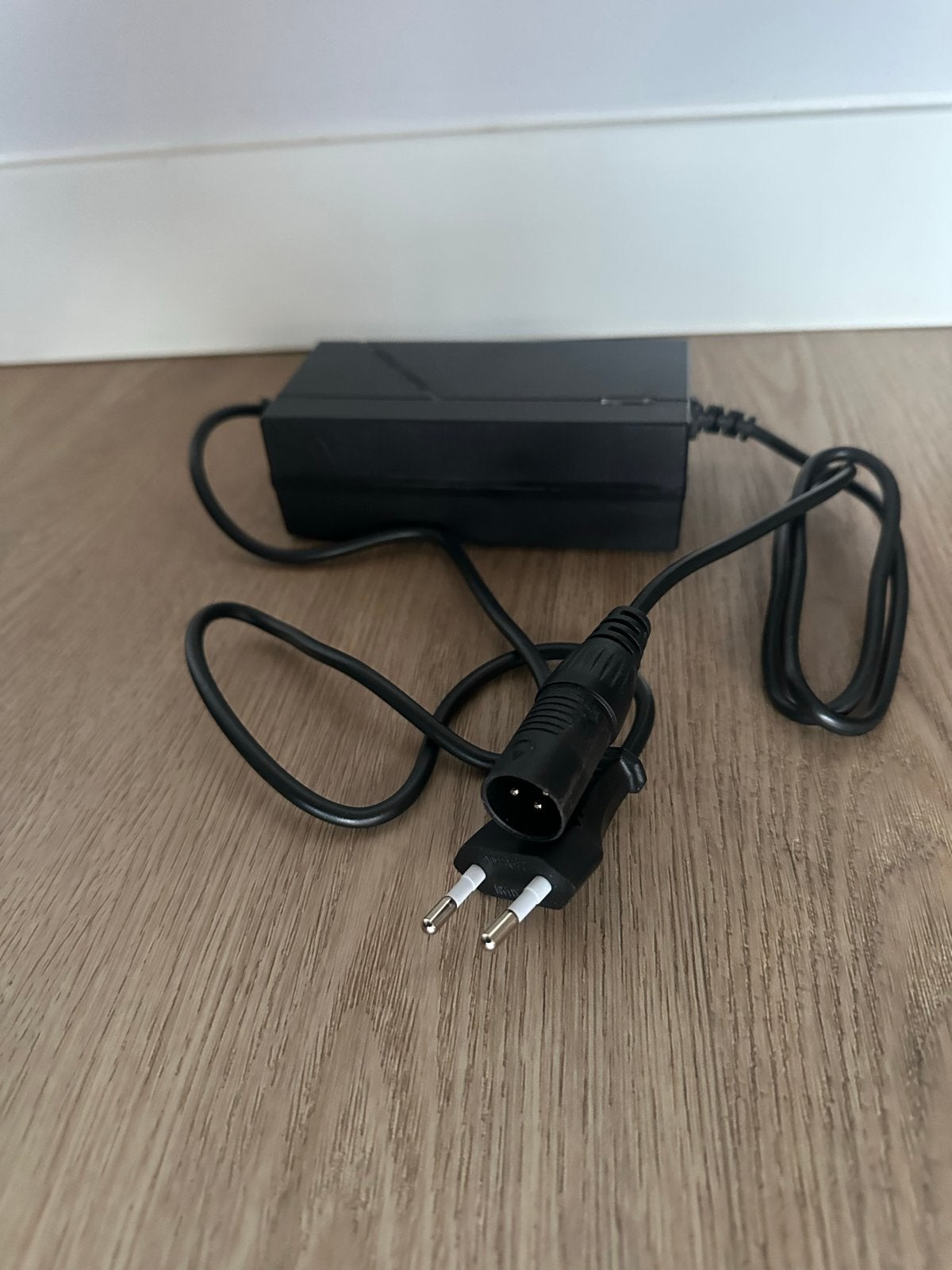 Universele acculader voor elektrische step 36V 2A, Ophalen of Verzenden, Zo goed als nieuw