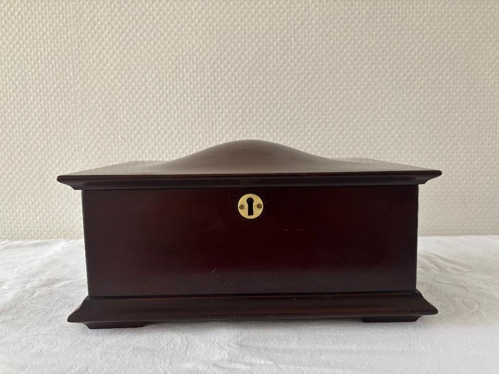 Antieke mahoniehouten naaidoos met bol deksel., Antiek en Kunst, Curiosa en Brocante, Ophalen of Verzenden