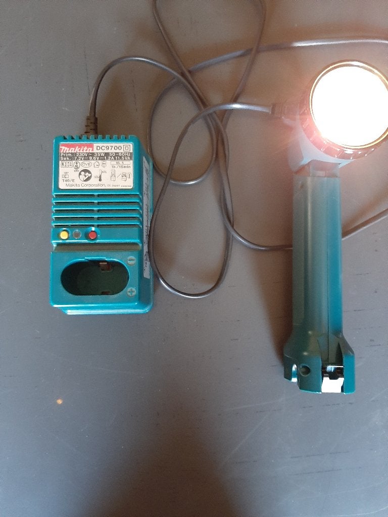 Makita DC9700  lader en Makita oplaadbare lamp ML 702, Doe-het-zelf en Verbouw, Bouwverlichting, Ophalen of Verzenden, Gebruikt