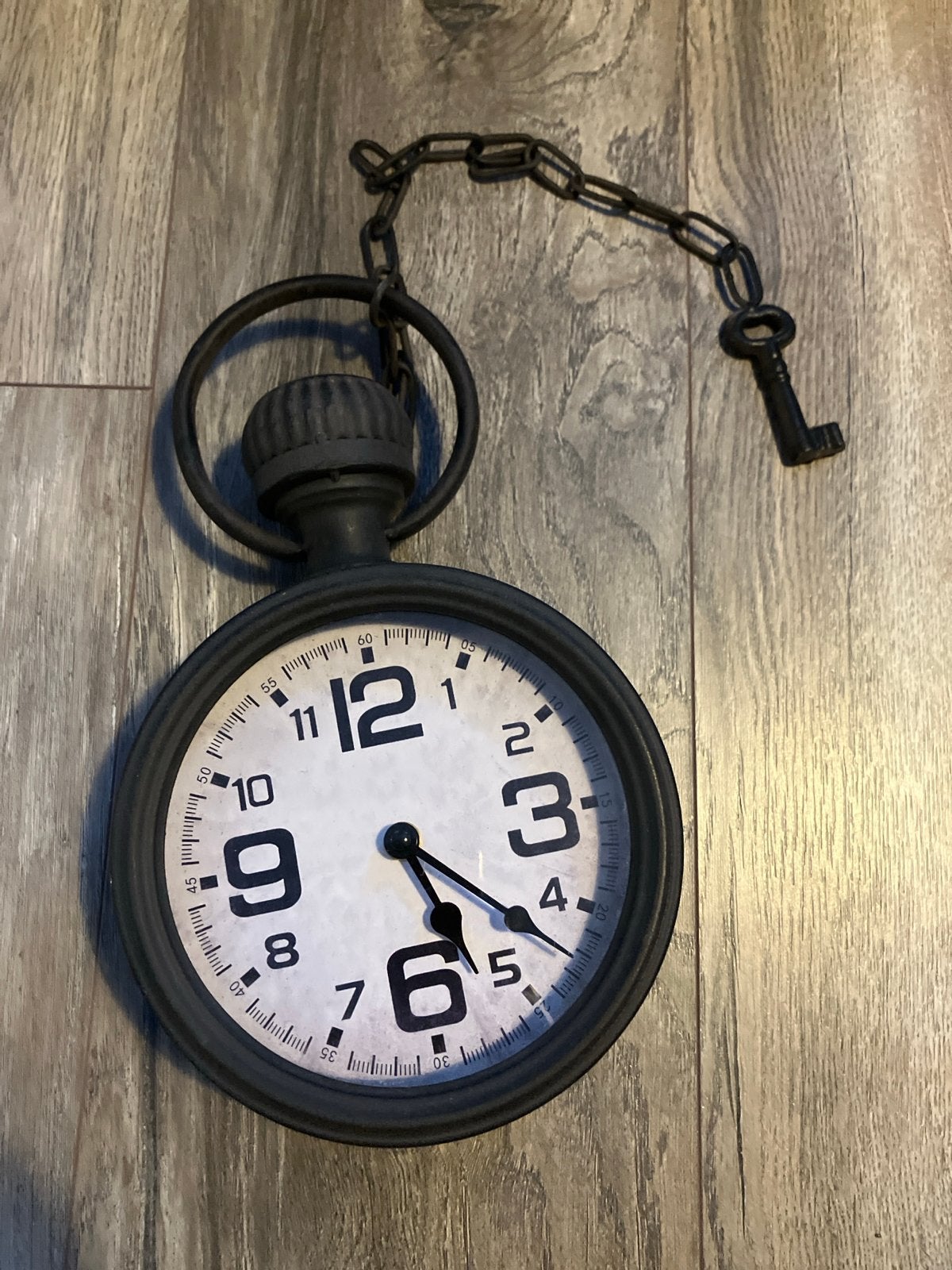 Decoratieve wandklok met sleutel en ketting, Huis en Inrichting, Ophalen, Zo goed als nieuw, Analoog, Wandklok