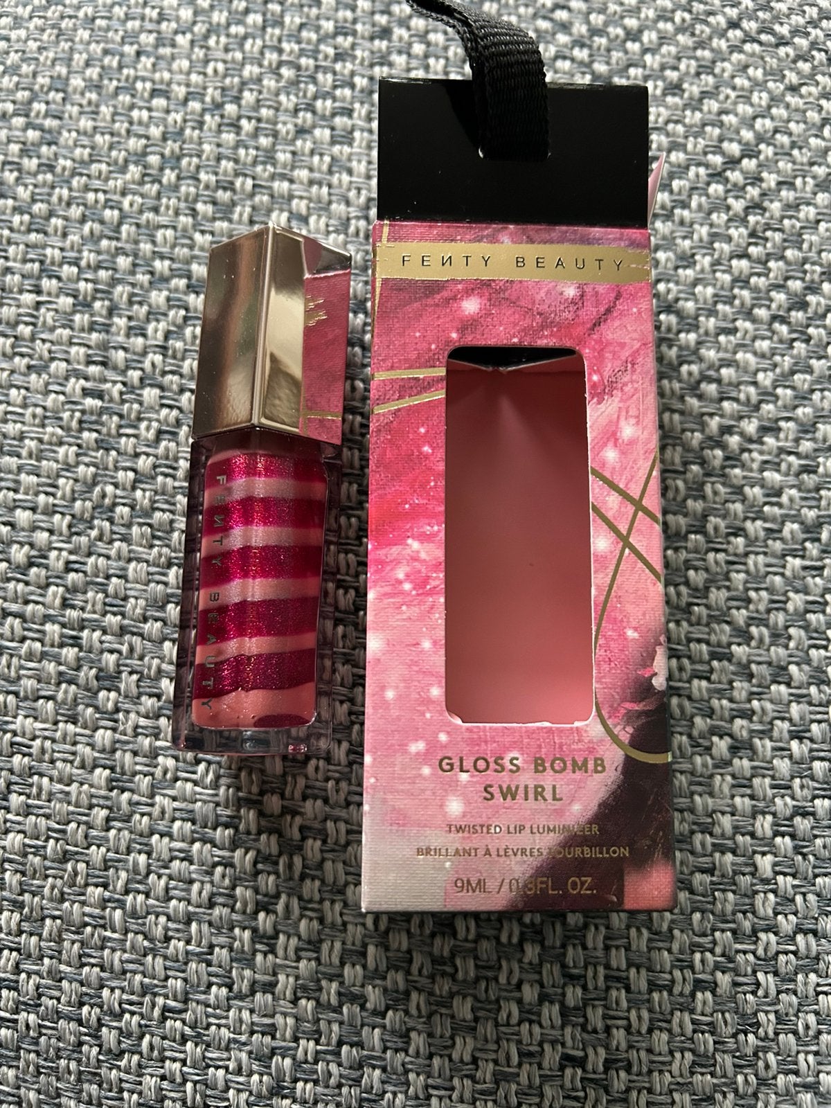 Fenty Beauty Gloss Bomb Swirl Twisted Lip Luminizer- Nieuw!, Nieuw, Ophalen of Verzenden, Make-up, Overige kleuren