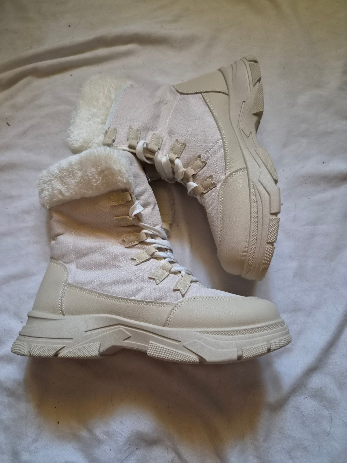 Nieuwe Comfortabele beige snowboots met bontvoering maat 41, Ophalen of Verzenden, Zo goed als nieuw, Beige, Snowboots