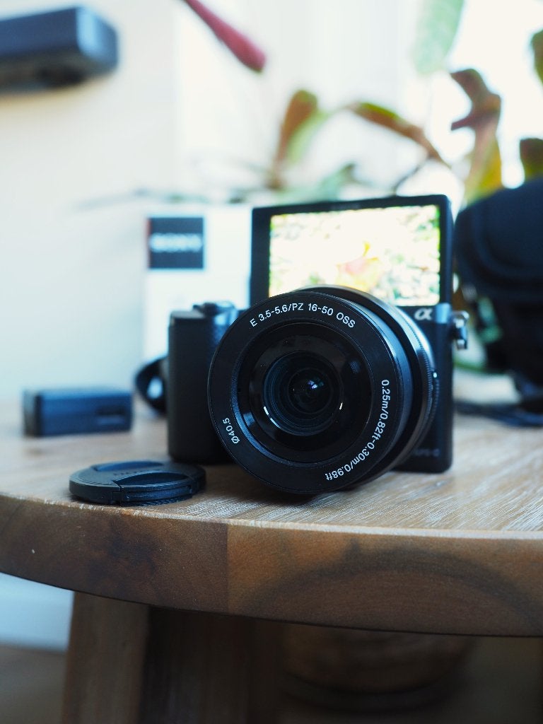 Sony A5000 in Nieuwstaat, 1297 clicks, met lens, doos & tas, Accu, Ophalen of Verzenden, Zo goed als nieuw, Bluetooth