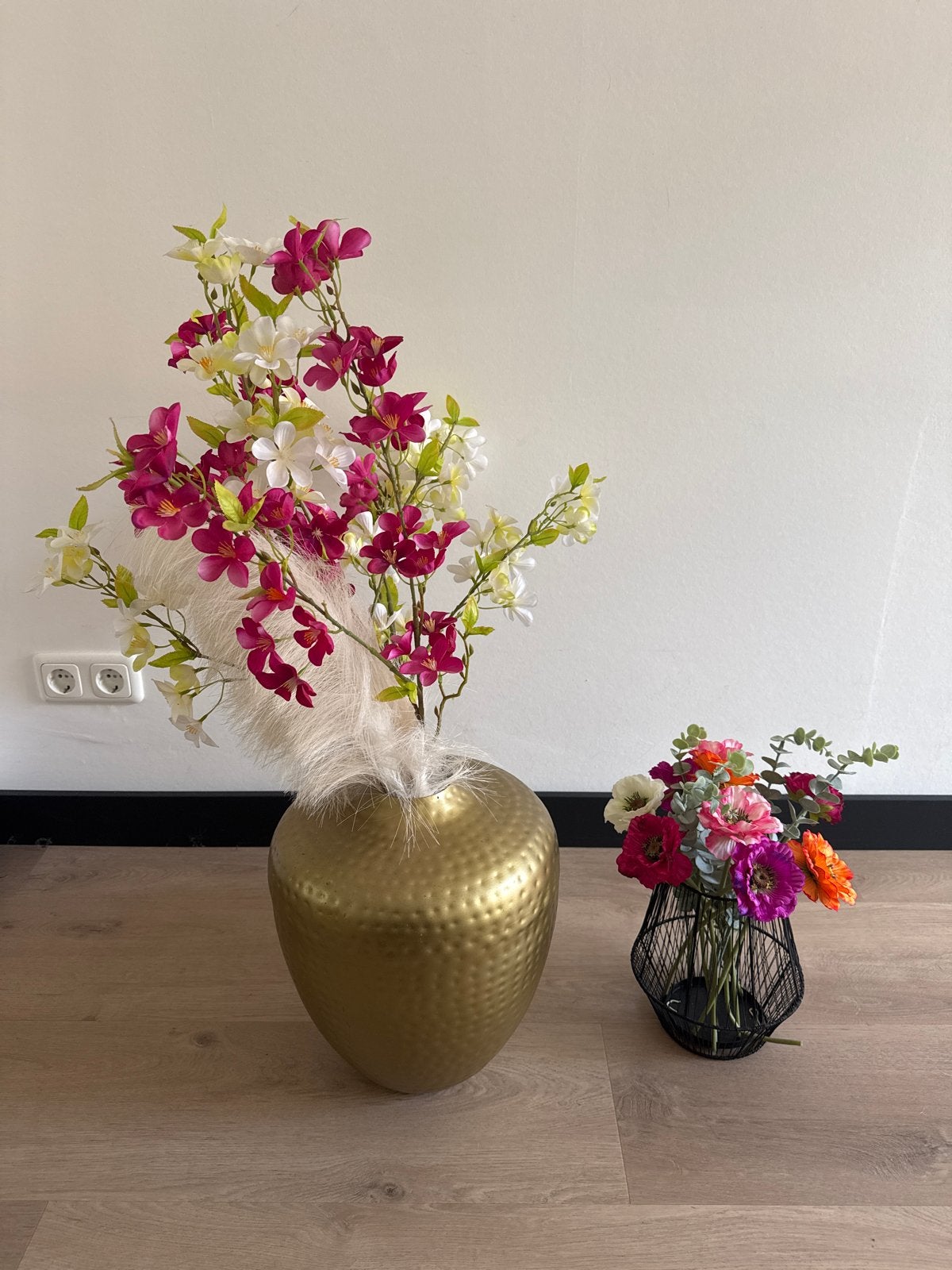 Grote gouden vaas met zijden bloemen en pluimen, Ophalen, Gebruikt, Inclusief decoratie, Metaal