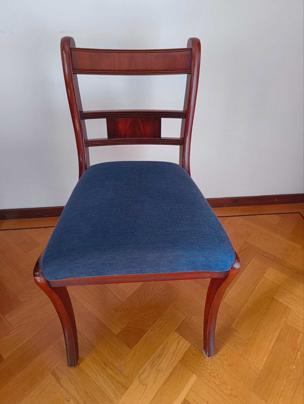 Klassieke houten stoel met blauwe stoffen zitting, Antiek en Kunst, Ophalen
