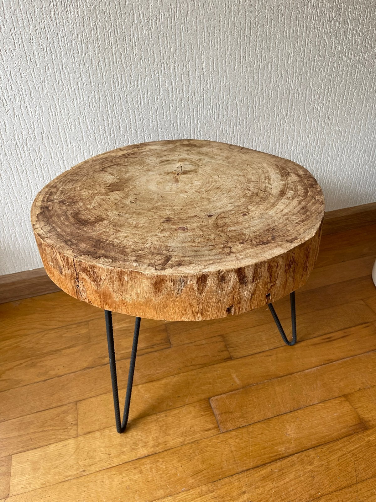 Boomstam bijzettafel met metalen poten, Huis en Inrichting, Tafels | Bijzettafels, Minder dan 45 cm, Minder dan 55 cm, Gebruikt