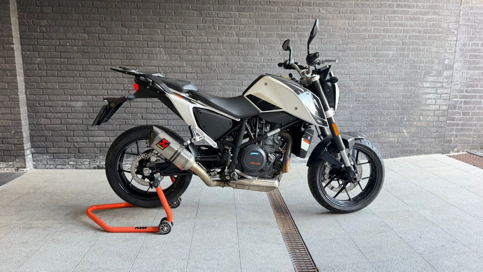 KTM 690 Duke | 2016 | 17.838 km | Akrapovič | Dealeronderh., Motoren, Particulier, Naked bike