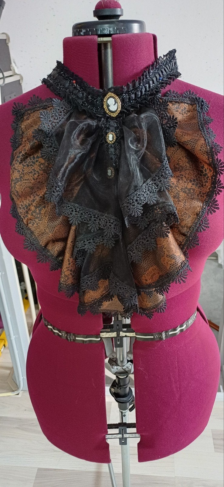 Victoriaanse steampunk-jabot, Ophalen of Verzenden, Zo goed als nieuw