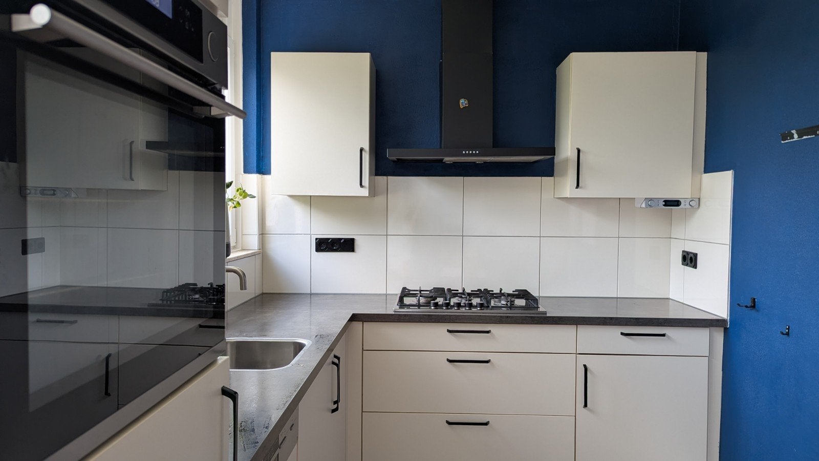 Moderne hoekkeuken met inbouwapparatuur, Huis en Inrichting, Keuken | Complete keukens, Ophalen, Gebruikt, Overige materialen