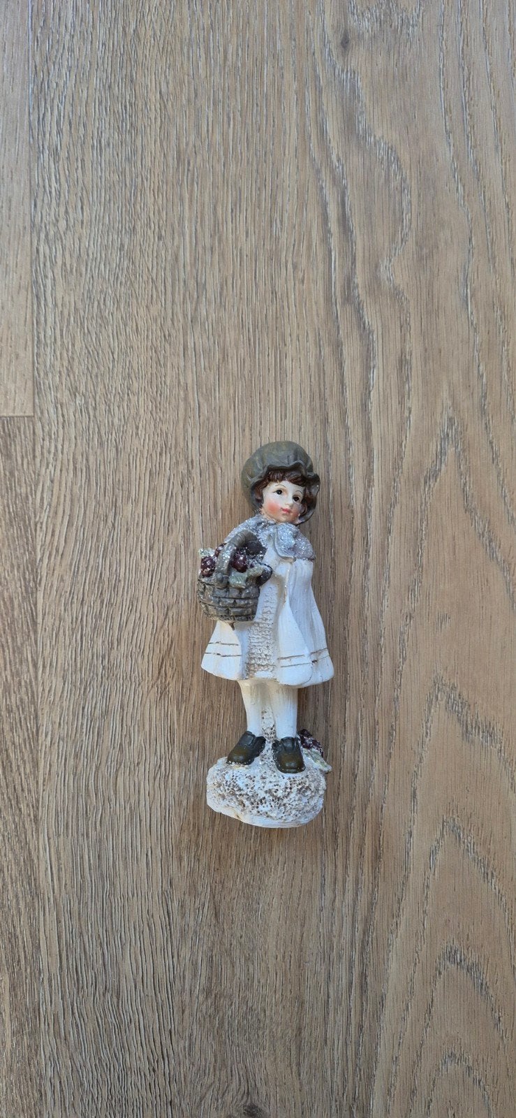 Nostalgisch Kerstbeeldje Winterkind Meisje met Mandje  13 cm, Ophalen of Verzenden, Zo goed als nieuw