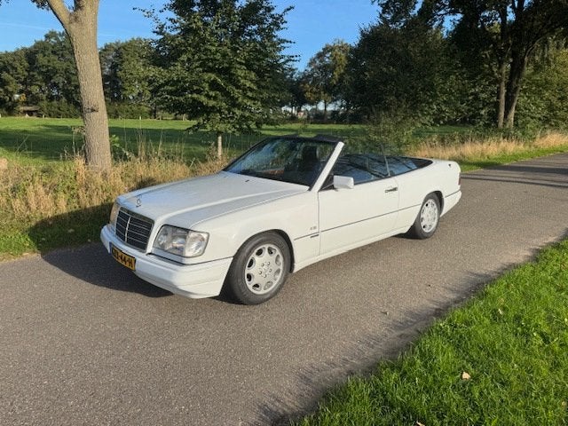 Mercedes-Benz (W124) Cabriolet 300 CE-24, Auto's, Achterwielaandrijving, Gebruikt, Zwart, Cabriolet