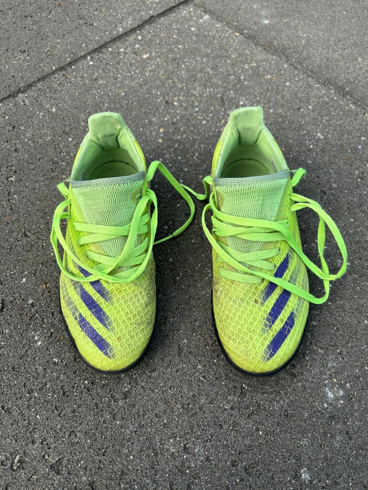 Adidas schoen kunstgras maat 33, Jongetje of Meisje, Ophalen of Verzenden, Gebruikt, Schoentjes