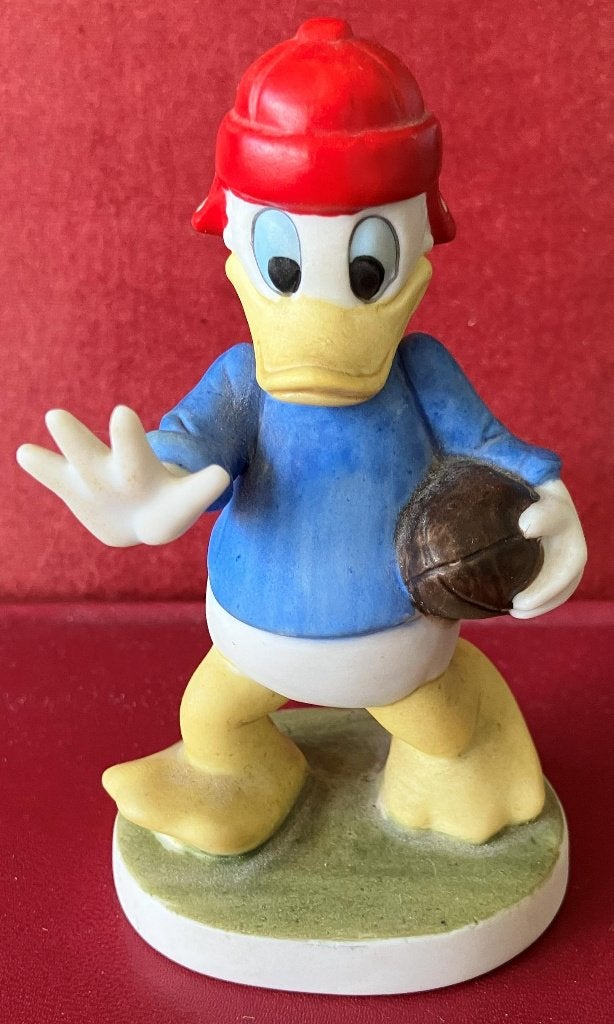 Vintage porseleinen beeldje Donald Duck Rugby ca. 1976, Verzenden, Donald Duck, Zo goed als nieuw, Beeldje of Figuurtje