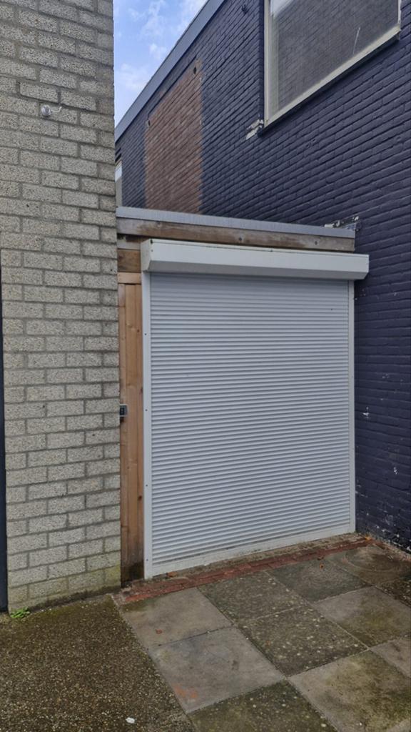 Opslagruimte te huur - ca. 35m2 met rolluik en hek, Ophalen