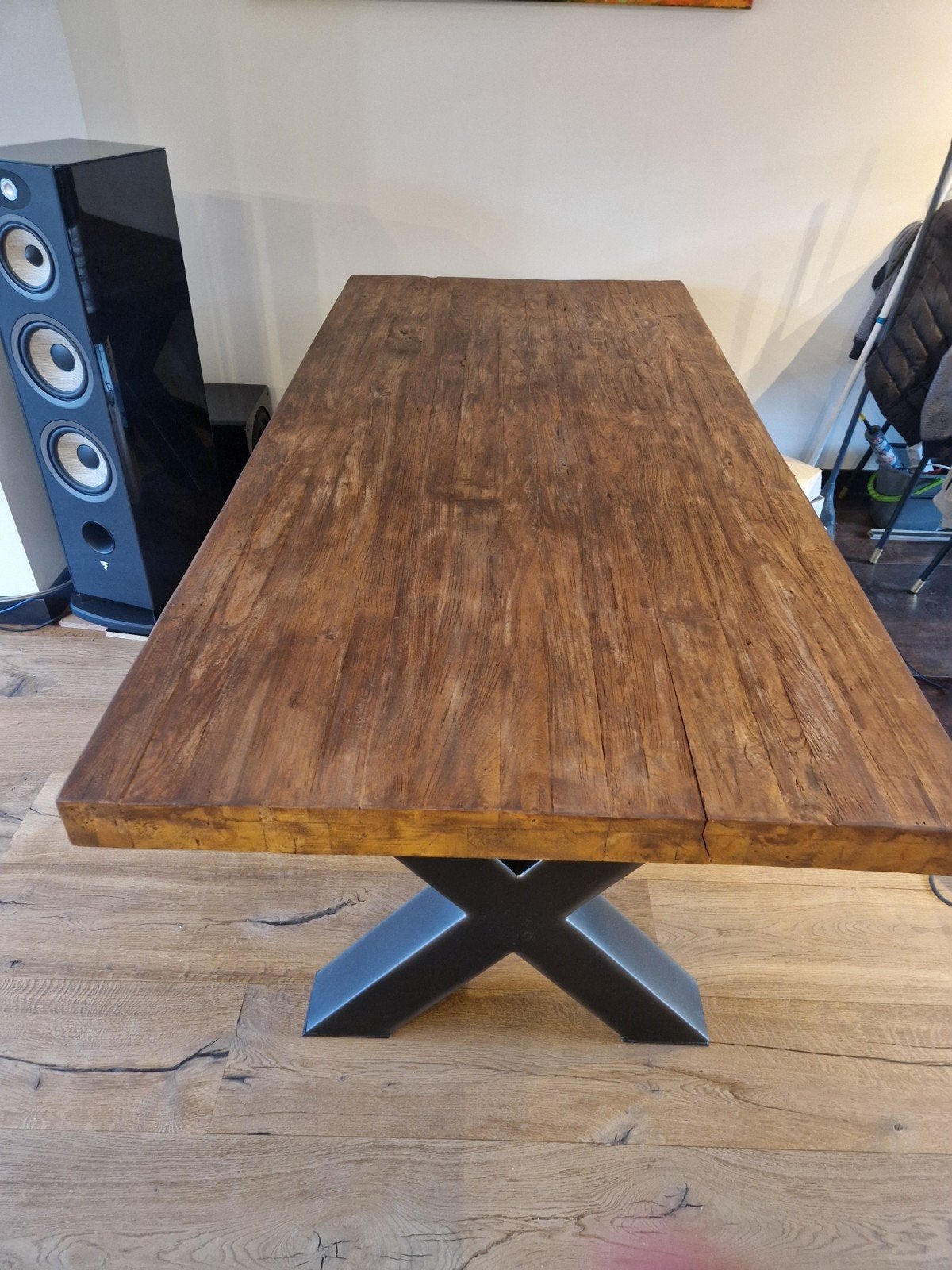 Robuuste eettafel van massief hout met metalen onderstel, Huis en Inrichting, Tafels | Eettafels, Gebruikt, Industrieel, Landelijk