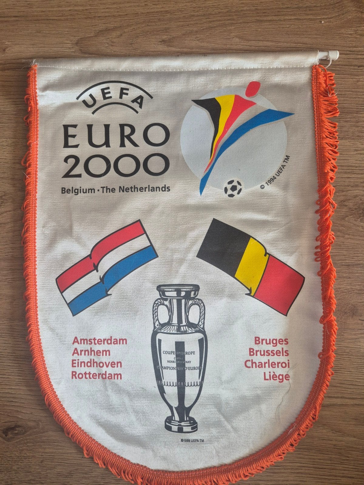 Groot vintage voetbalvaantje van het WK Voetbal 1994 in de V, Ophalen of Verzenden, Gebruikt, Overige binnenlandse clubs, Vaantje of Sjaal