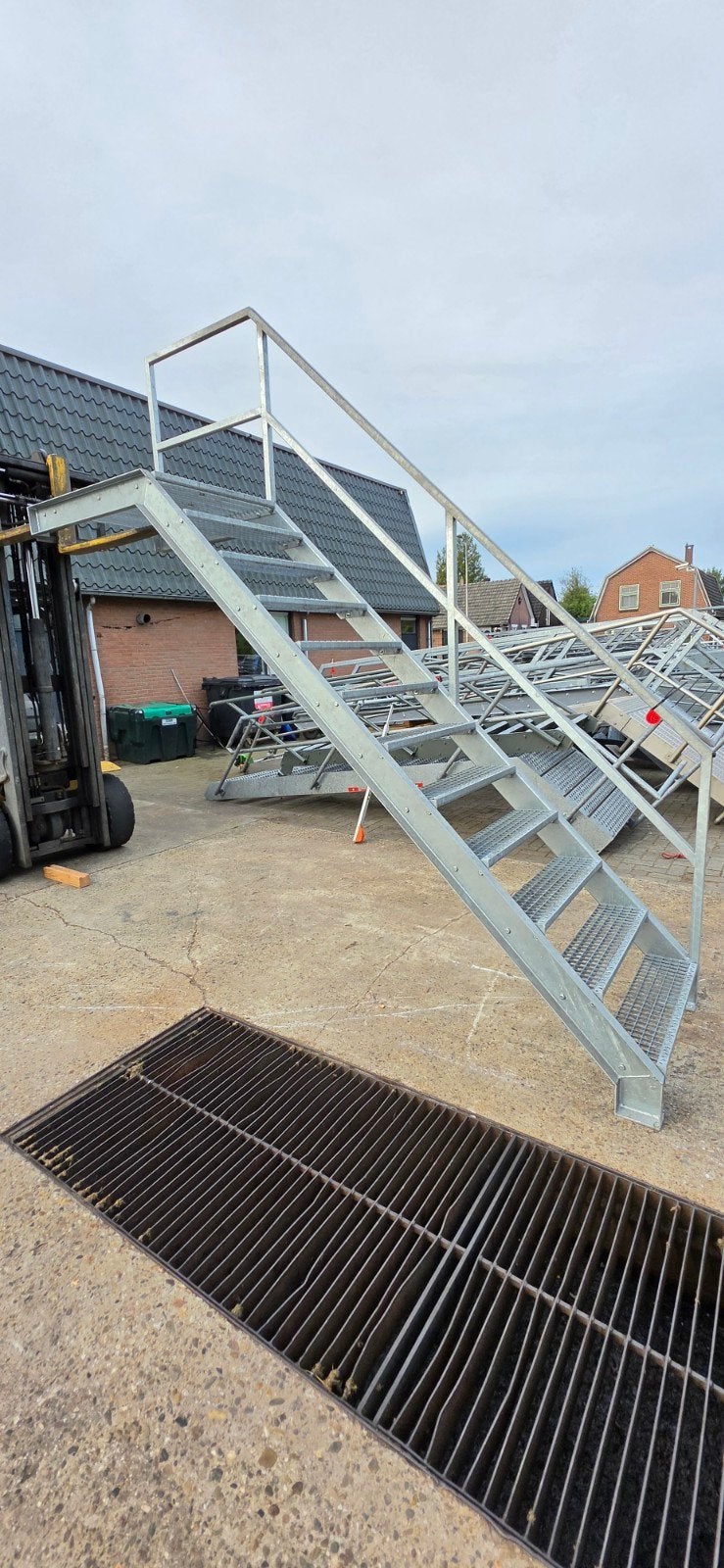stalen trap met bordes gegalv. hoog 2,4mtr nor149, Ophalen of Verzenden, Zo goed als nieuw, Trap, 2 tot 4 meter