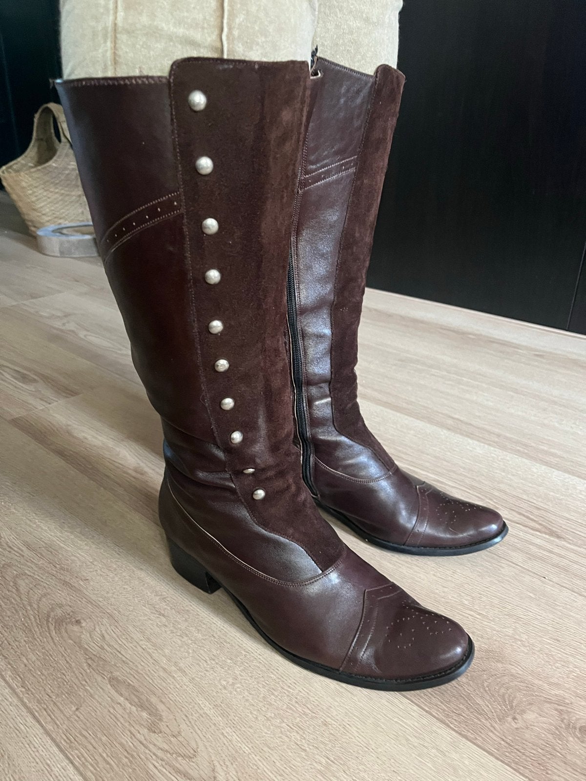 Bruine leren laarzen met studs - Maat 42, Kleding | Dames, Ophalen of Verzenden, Gedragen, Bruin, Hoge laarzen